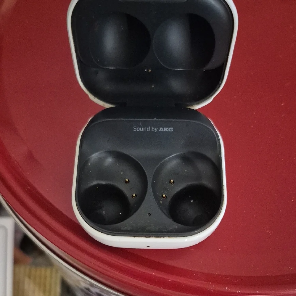 Samsung White Earbuds Charging Case